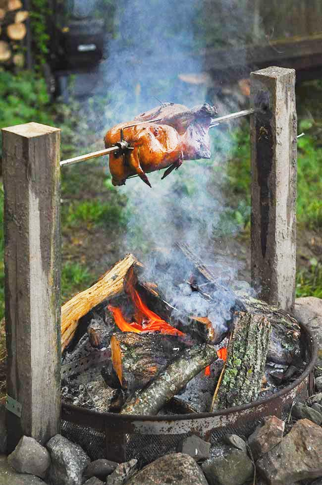豪快！丸ごとチキンの焚き火ロースト